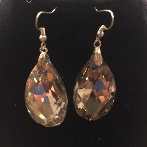 Dangling teardrop earrings